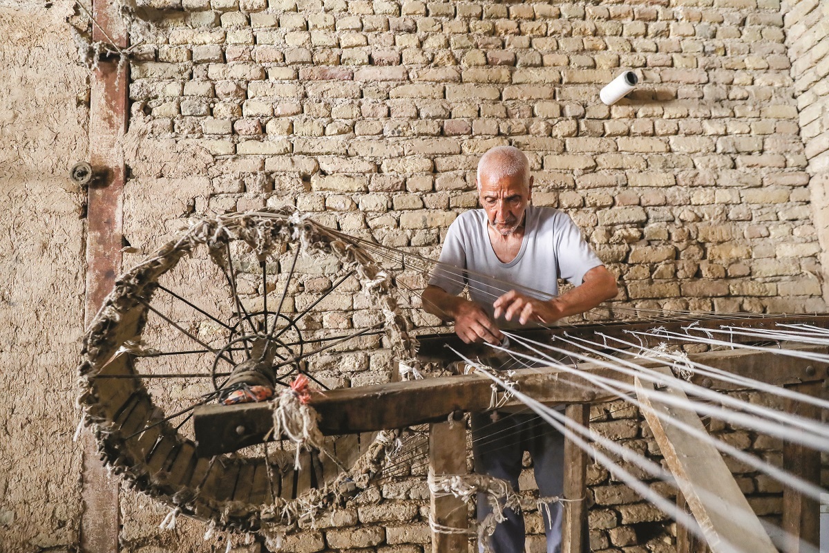 روایت زندگی نختابِ تنهایی که ۸۰ سال حرفه خود را رها نکرده روایت زندگی نختابِ تنهایی که ۸۰ سال حرفه خود را رها نکرده