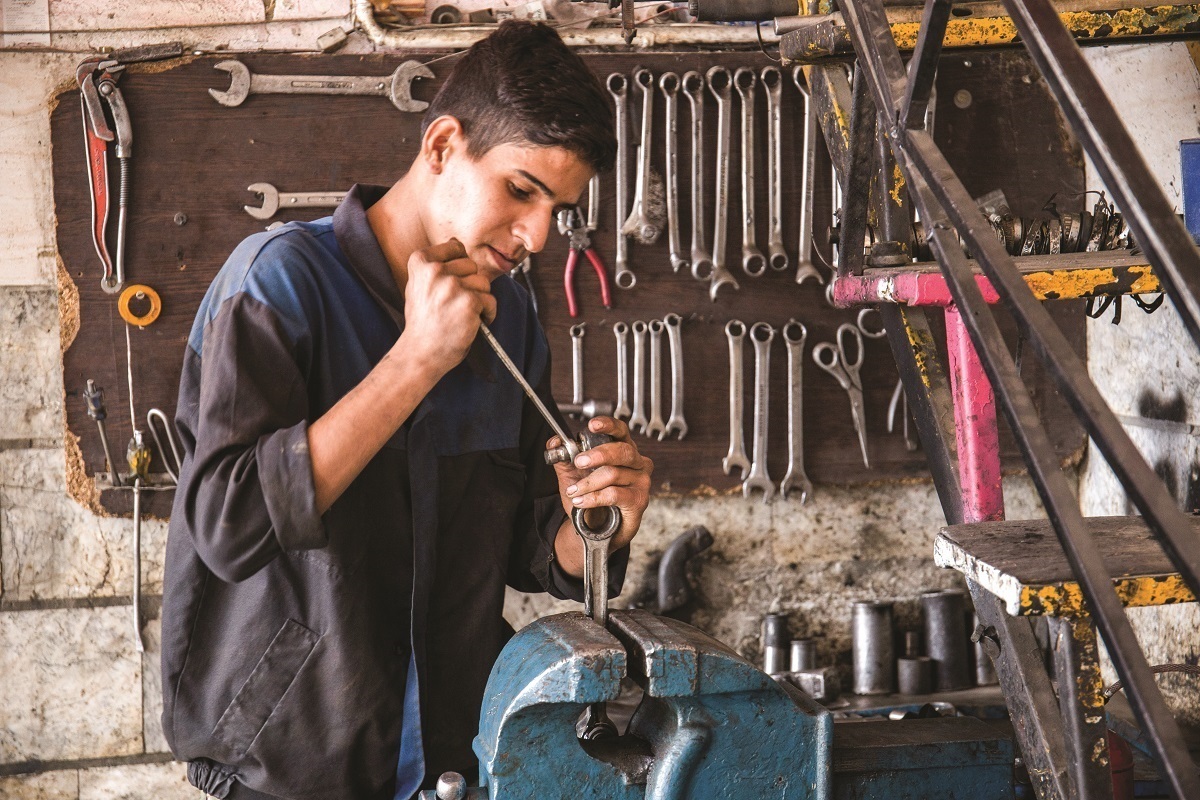 نوجوان محله شهیدباهنر مخترع توپی کش چرخ پراید است