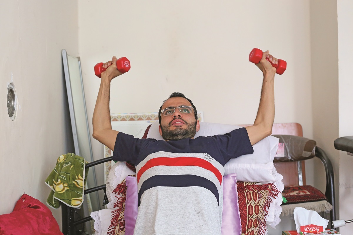 همه اعضای خانواده و فامیل کمکش می‌ک