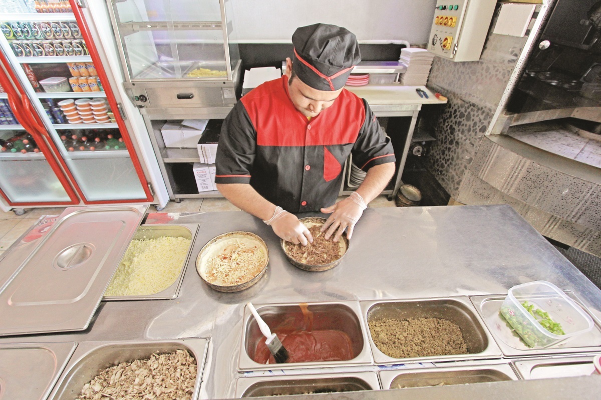 پیتزا را با کباب می‌خوردند