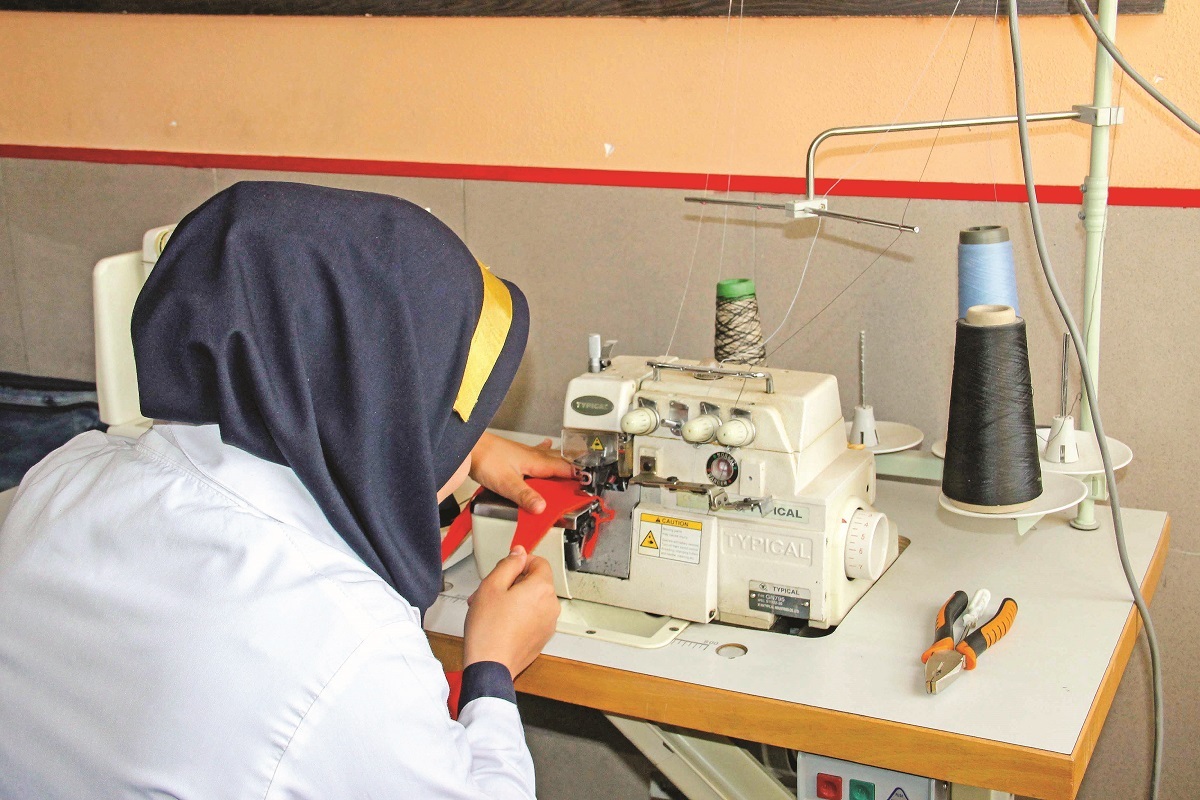 مدیر و نخبگان هنرستان دانشپژوهان هم سفارش کار میگیرند و هم درس میخوانند مدیر و نخبگان هنرستان دانشپژوهان هم سفارش کار میگیرند و هم درس میخوانند