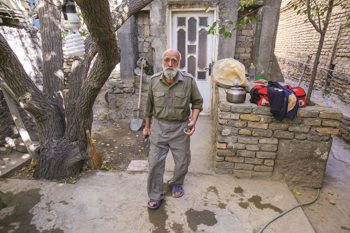 با حاج محمود نادری خادم آخرین بازمانده مُهرسازان دستی مشهد با حاج محمود نادری خادم آخرین بازمانده مُهرسازان دستی مشهد