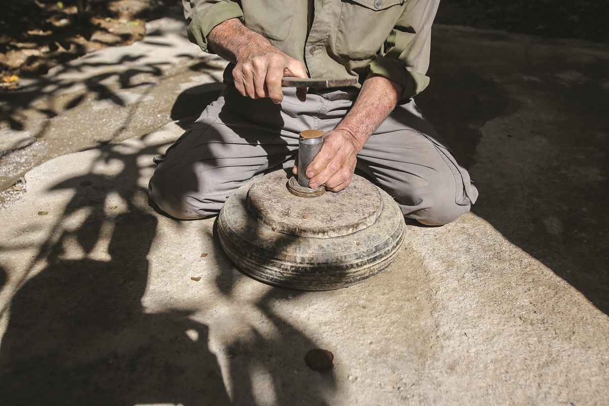 با حاج محمود نادری خادم آخرین بازمانده مُهرسازان دستی مشهد با حاج محمود نادری خادم آخرین بازمانده مُهرسازان دستی مشهد