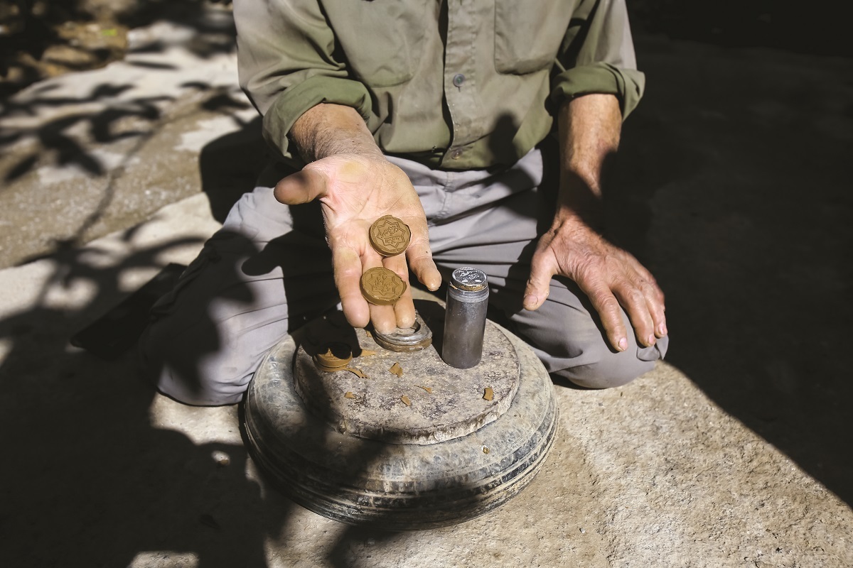 با حاج محمود نادری خادم آخرین بازمانده مُهرسازان دستی مشهد با حاج محمود نادری خادم آخرین بازمانده مُهرسازان دستی مشهد