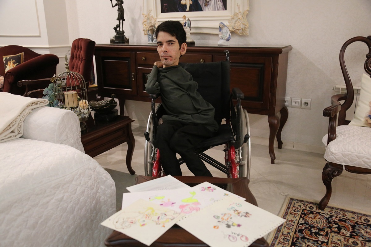 هنرمندی که برای بیرون آمدن از انزوای معلولیت، مسیرهای زیادی را امتحان کرده است هنرمندی که برای بیرون آمدن از انزوای معلولیت، مسیرهای زیادی را امتحان کرده است