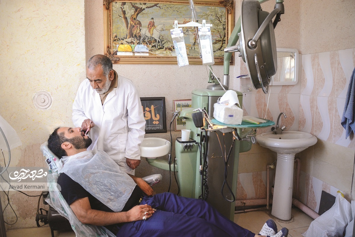 دندان‌ساز تجربی قدیمی محله رضاییه سی سال است که دندان طلا نساخته است