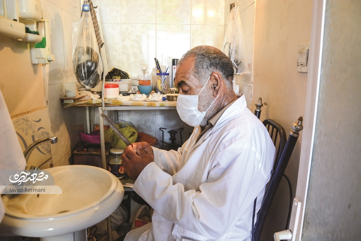 دندان‌ساز تجربی قدیمی محله رضاییه سی سال است که دندان طلا نساخته است