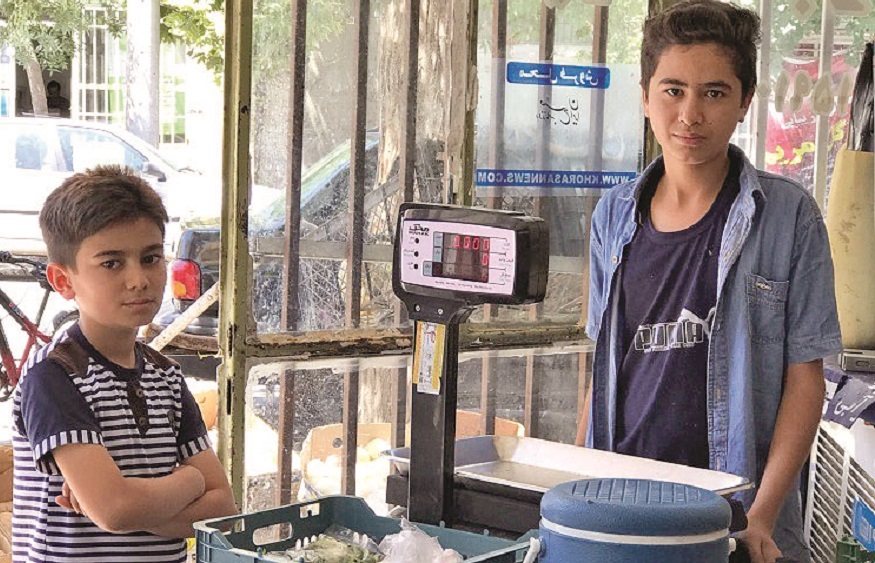 هسته‌های شیرین یک میوه فروشی