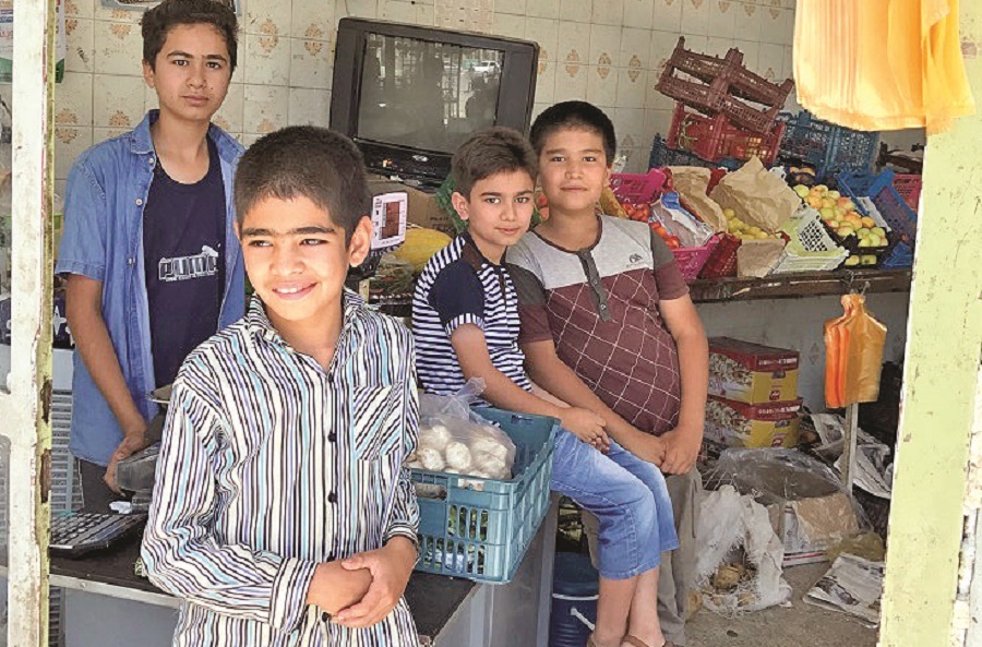 هسته‌های شیرین یک میوه فروشی