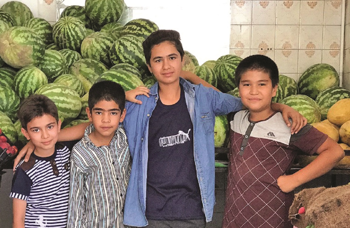 هسته‌های شیرین یک میوه فروشی