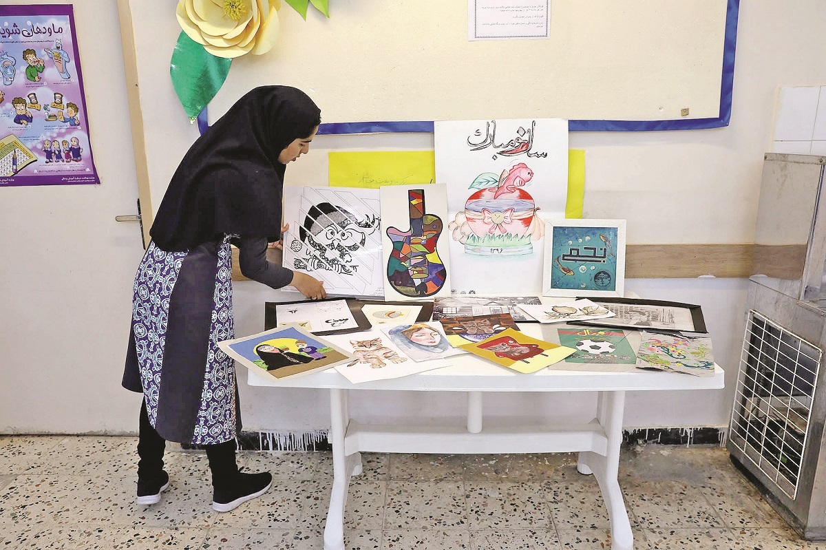 هنرمند جوان مهدی‌آباد خالق رنگ‌های شاد روی زمین خاکستری است