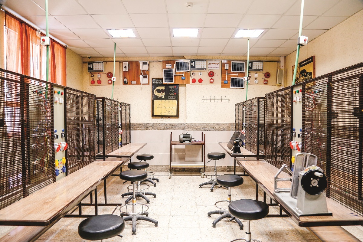 از کودکی آچار به دست بودم