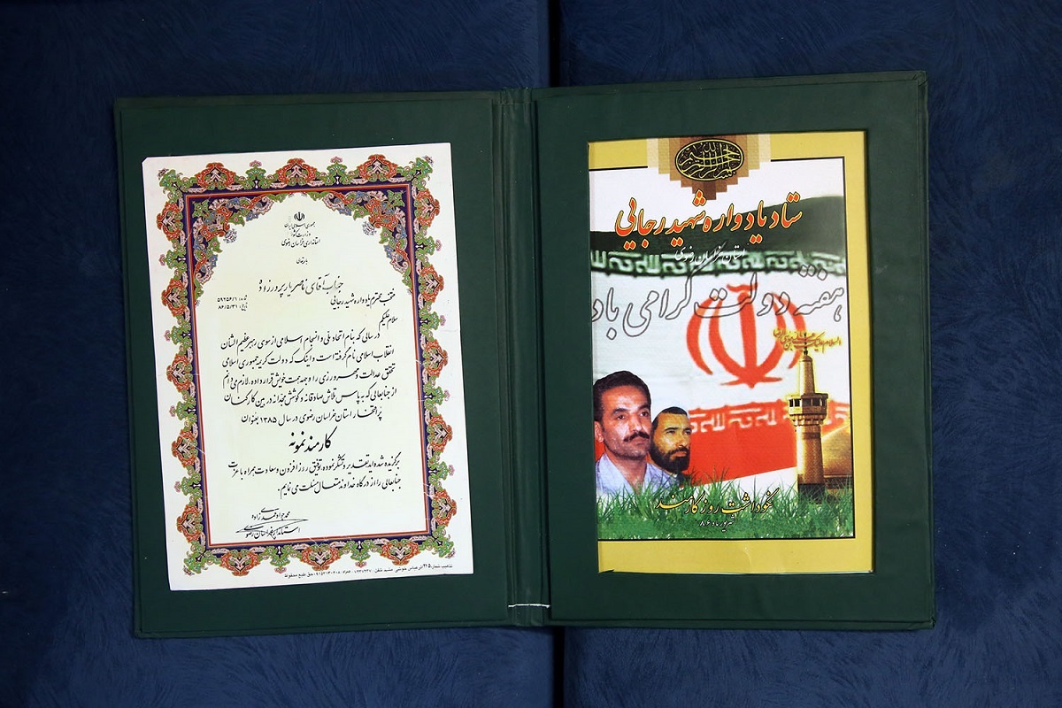 ناصر آقا، ۳۰ سال محبوبترین پستچی محله آب و برق بود ناصر آقا، ۳۰ سال محبوبترین پستچی محله آب و برق بود