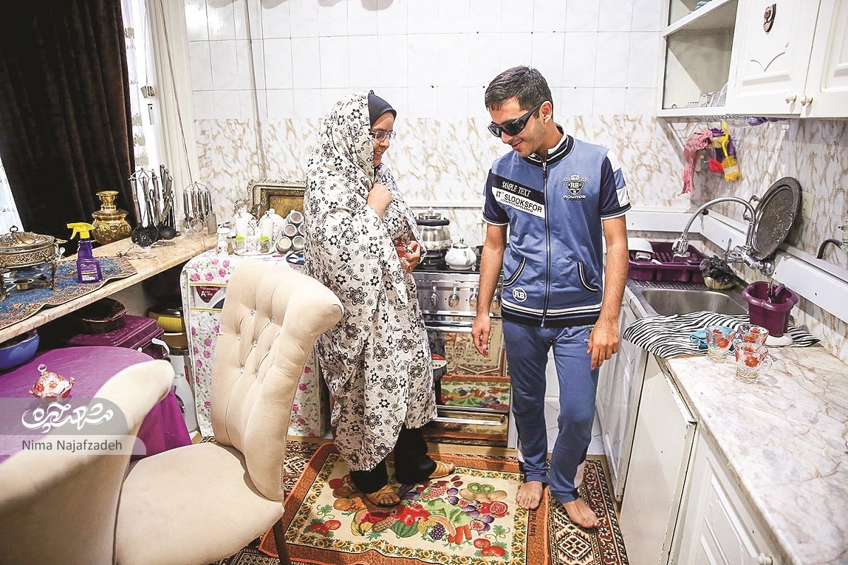 همراه با نابینایی که معلولیت را همراه با جسارت پشت سر میگذارد همراه با نابینایی که معلولیت را همراه با جسارت پشت سر میگذارد