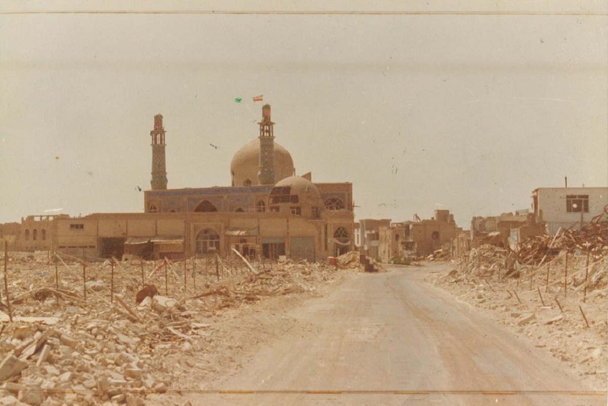 بعد از آزادسازی خرمشهر در مسجد جامع نماز خواندیم بعد از آزادسازی خرمشهر در مسجد جامع نماز خواندیم
