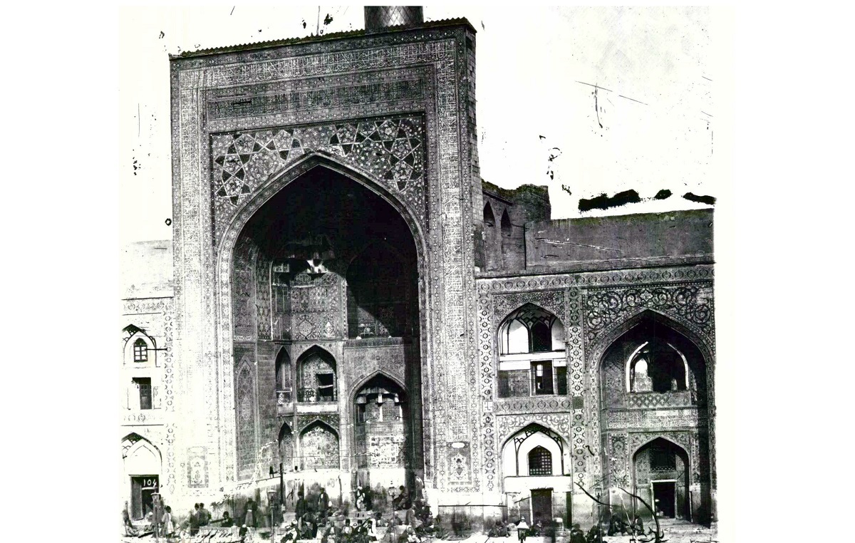 ناصر الدین شاه در سفر به مشهد، روزنامهای منتشر کرد که اخبار مهمی از حرم مطهر داشت ناصر الدین شاه در سفر به مشهد، روزنامهای منتشر کرد که اخبار مهمی از حرم مطهر داشت