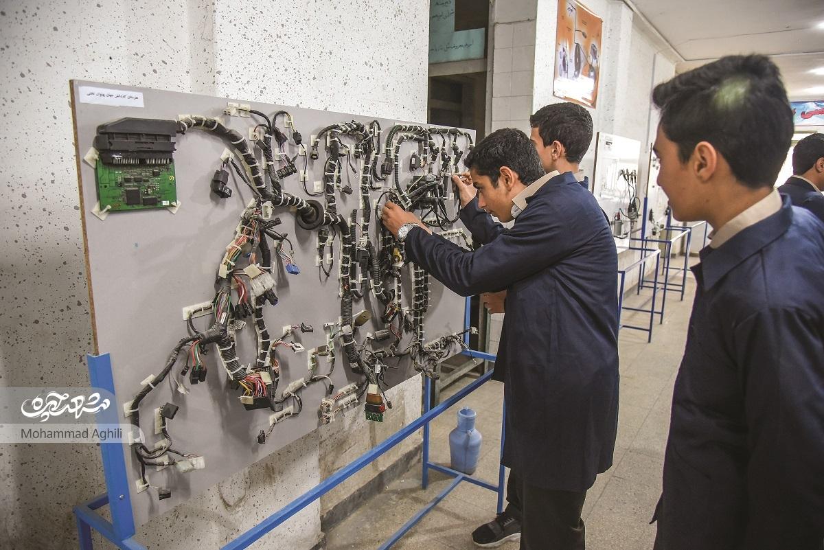 جهـان‌پهـلوان تخـتی کارآفرین تربیت می‌کند