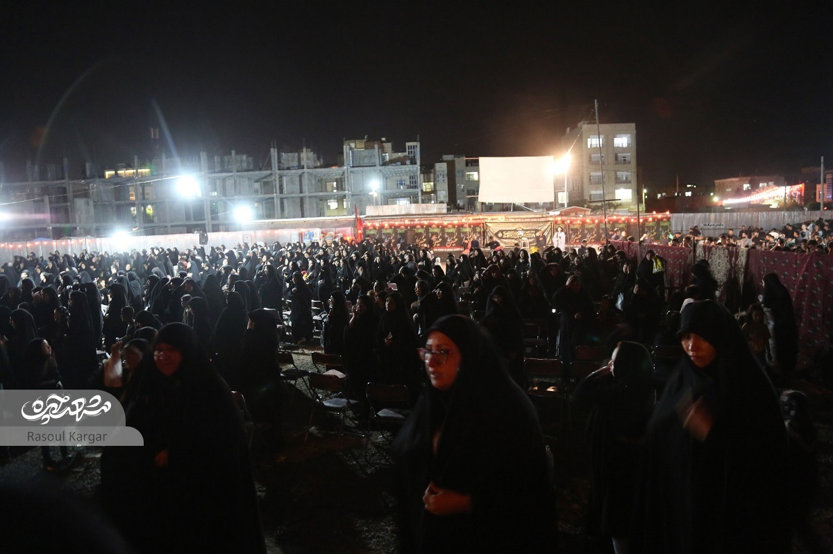 شبیهخوانی در یک زمین خاکی هر شب چندهزار نفر را پای روایت واقعه کربلا مینشاند شبیهخوانی در یک زمین خاکی هر شب چندهزار نفر را پای روایت واقعه کربلا مینشاند