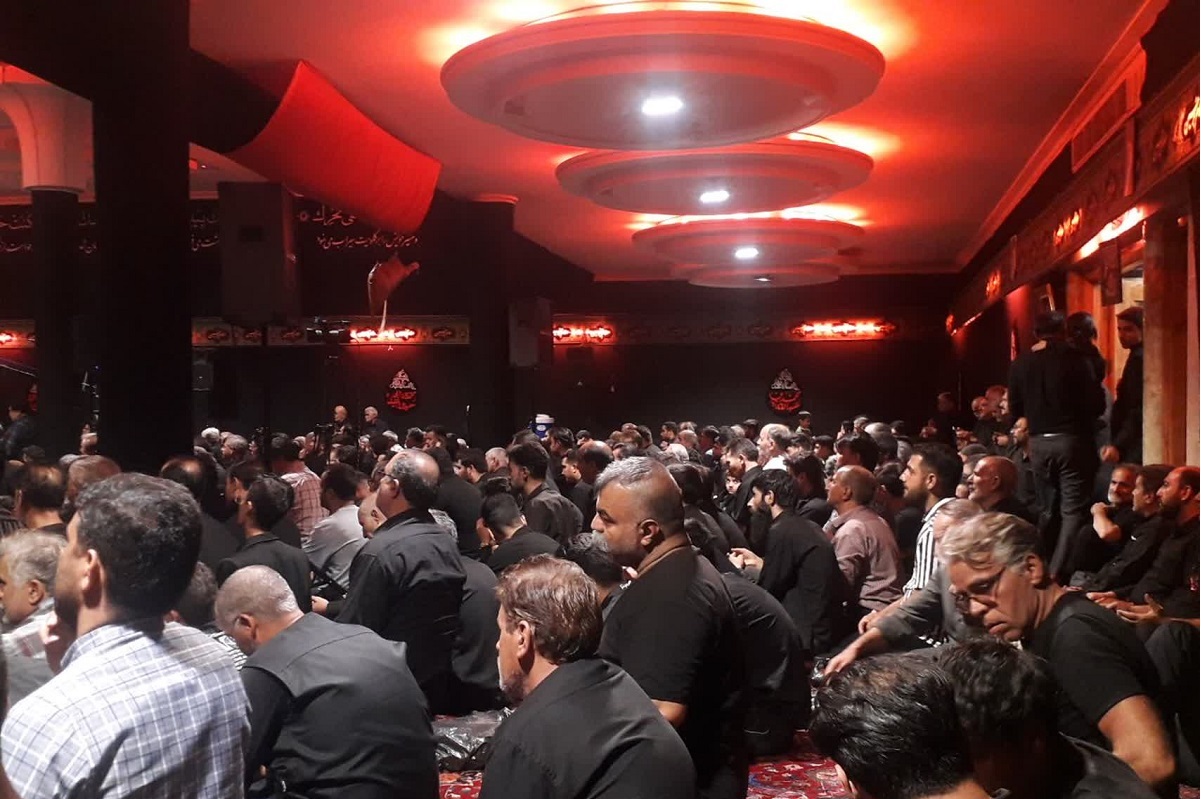 حسین آرمانی‌پور، پیرمرد ۷۷ ساله محله سعدآباد بیش از نیم‌قرن چای‌ریز مجالس مذهبی است