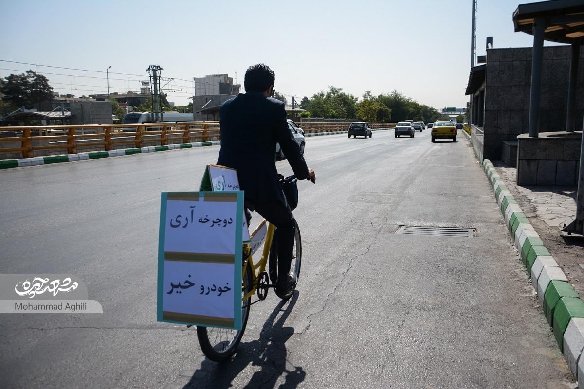 ۲۲ کیلومتر دوچرخه‌سواری با کت و شلوار!