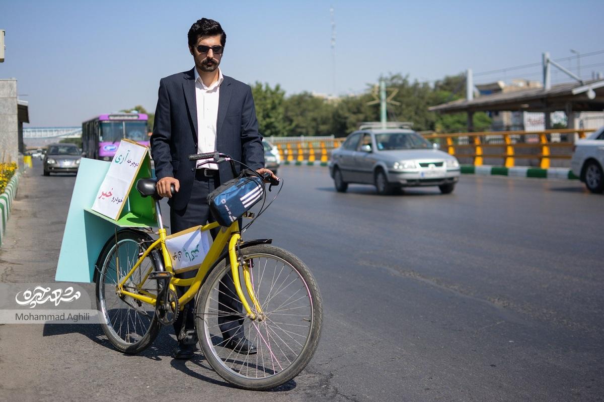 ۲۲ کیلومتر دوچرخه‌سواری با کت و شلوار!