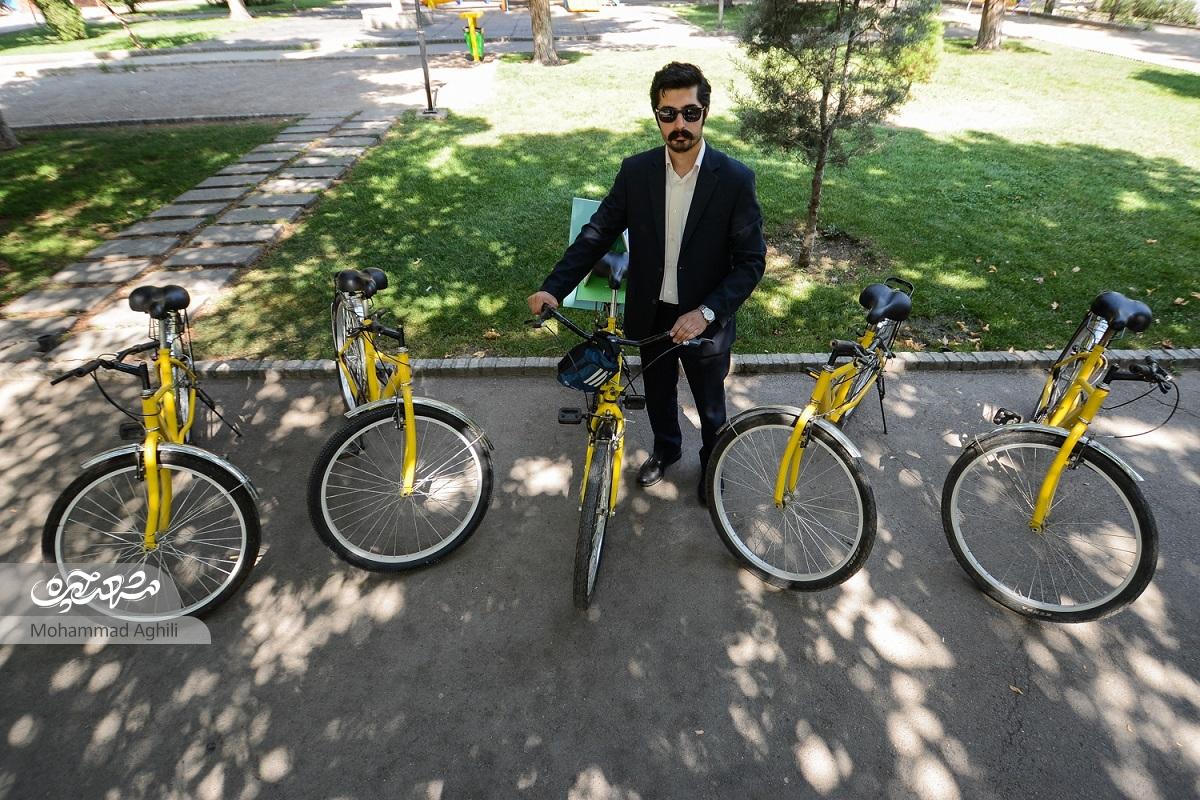 ۲۲ کیلومتر دوچرخه‌سواری با کت و شلوار!