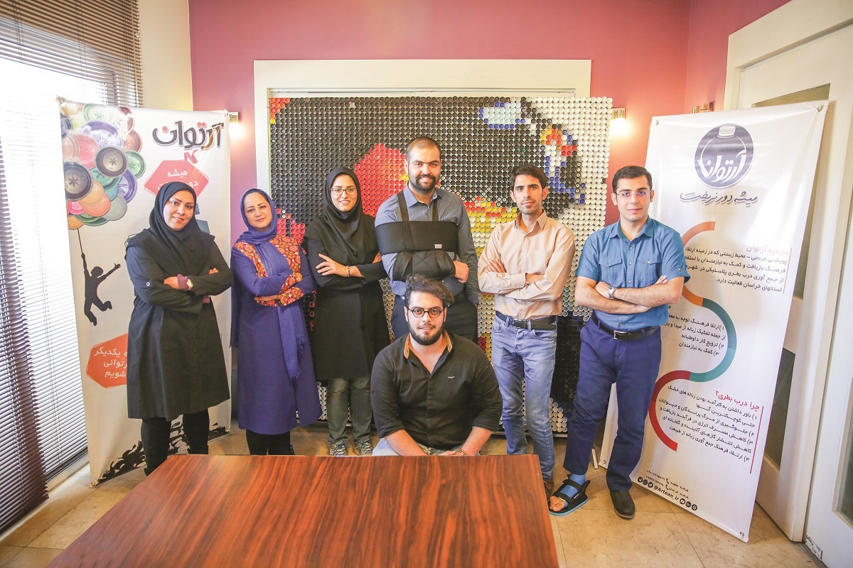 فـرزندان زمیـندر خـدمت نیـازمنـدان فـرزندان زمیـندر خـدمت نیـازمنـدان