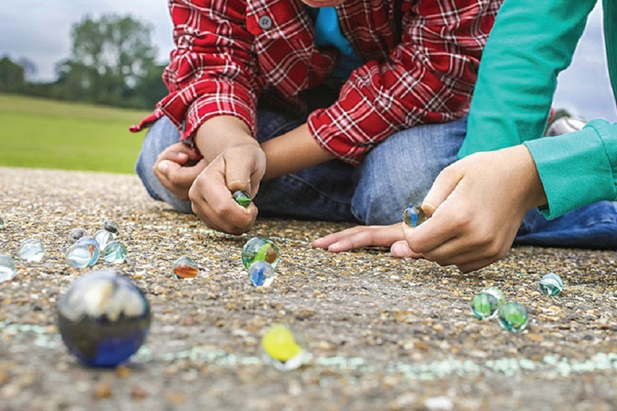 از بجلبازی تا اوپشتک؛ اسباببازیهای بچههای قدیم! از بجلبازی تا اوپشتک؛ اسباببازیهای بچههای قدیم!