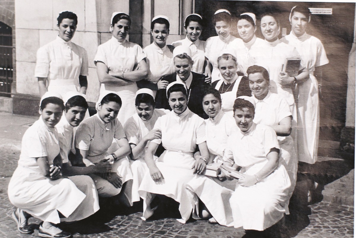 حمیده برقعی، مامایی است که چهار هزار نوزاد را طی ۵۰ سال به دنیا آورد حمیده برقعی، مامایی است که چهار هزار نوزاد را طی ۵۰ سال به دنیا آورد