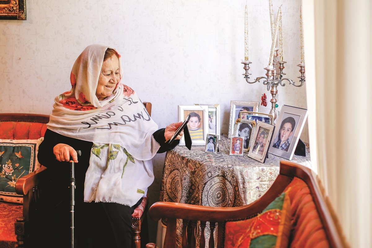 حمیده برقعی، مامایی است که چهار هزار نوزاد را طی ۵۰ سال به دنیا آورد حمیده برقعی، مامایی است که چهار هزار نوزاد را طی ۵۰ سال به دنیا آورد