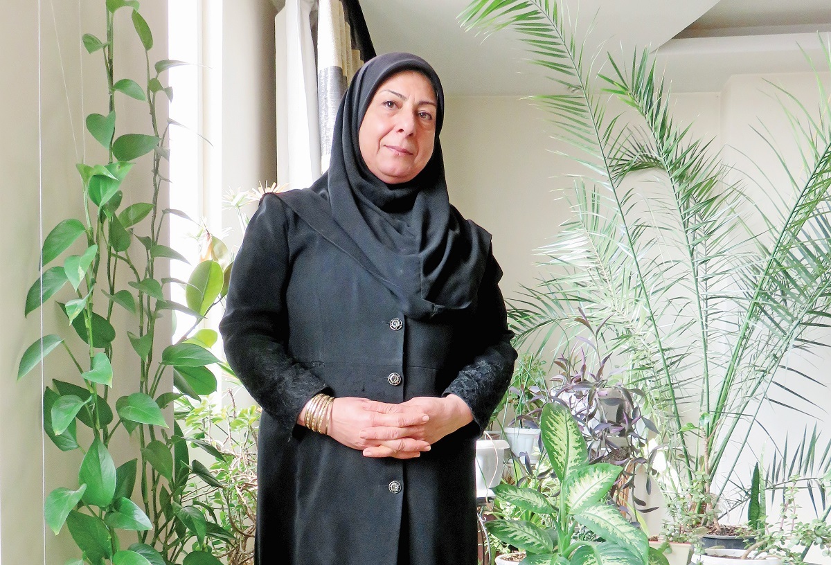 زهرا خانم با گل های خانه‌اش حرف می‌زند