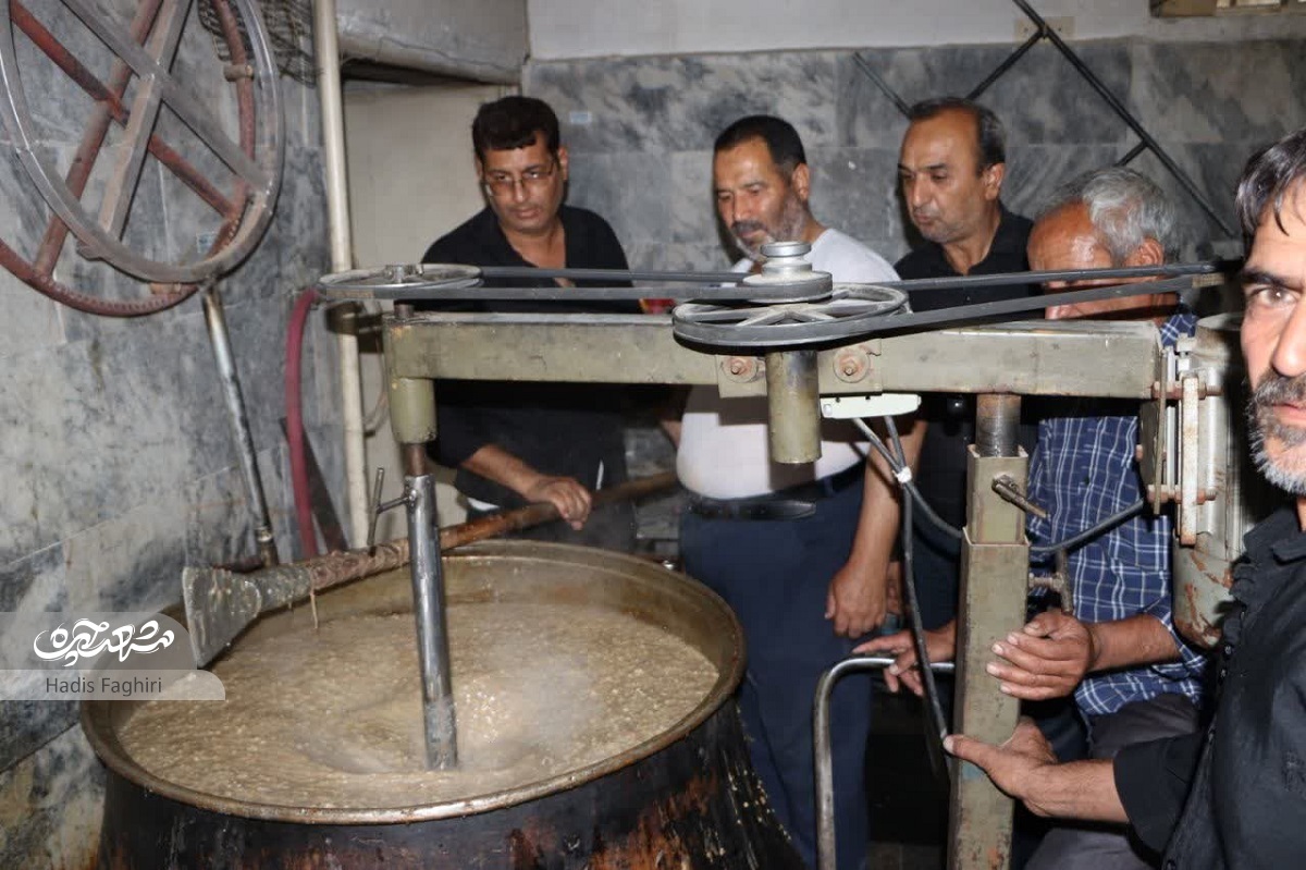 سفره شصت ساله حاج‌اصغر احمدی را عزاداران چند نسل پای آن نشسته‌اند