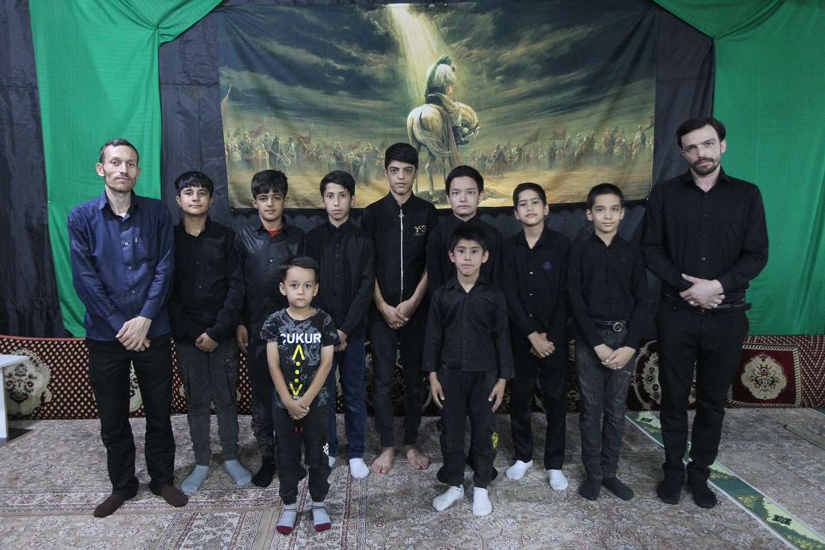 روایتنگاریهای گروه سرودی که فعالیت خود را از مسجد فاطمیه شروع کرد و درمسجد امام علی بن موسی الرضا (ع) رشد یافت، کتاب شد روایتنگاریهای گروه سرودی که فعالیت خود را از مسجد فاطمیه شروع کرد و درمسجد امام علی بن موسی الرضا (ع) رشد یافت، کتاب شد