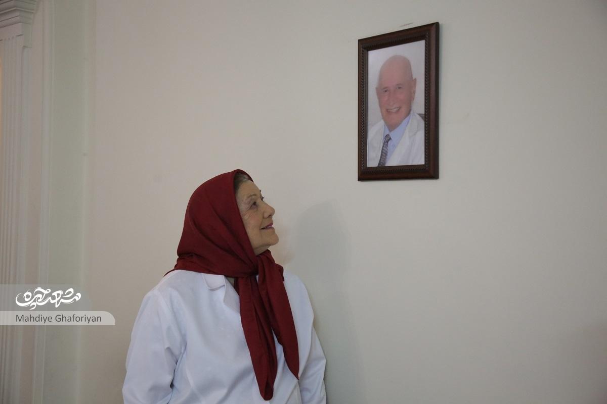 نصرت لطفی، اولین بانوی پزشک اطفال در مشهد بود که در دهه ۳۰ وارد دانشگاه شد