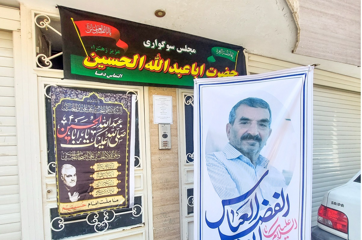 کوچه‌ای با نمادی از دهه ۶۰