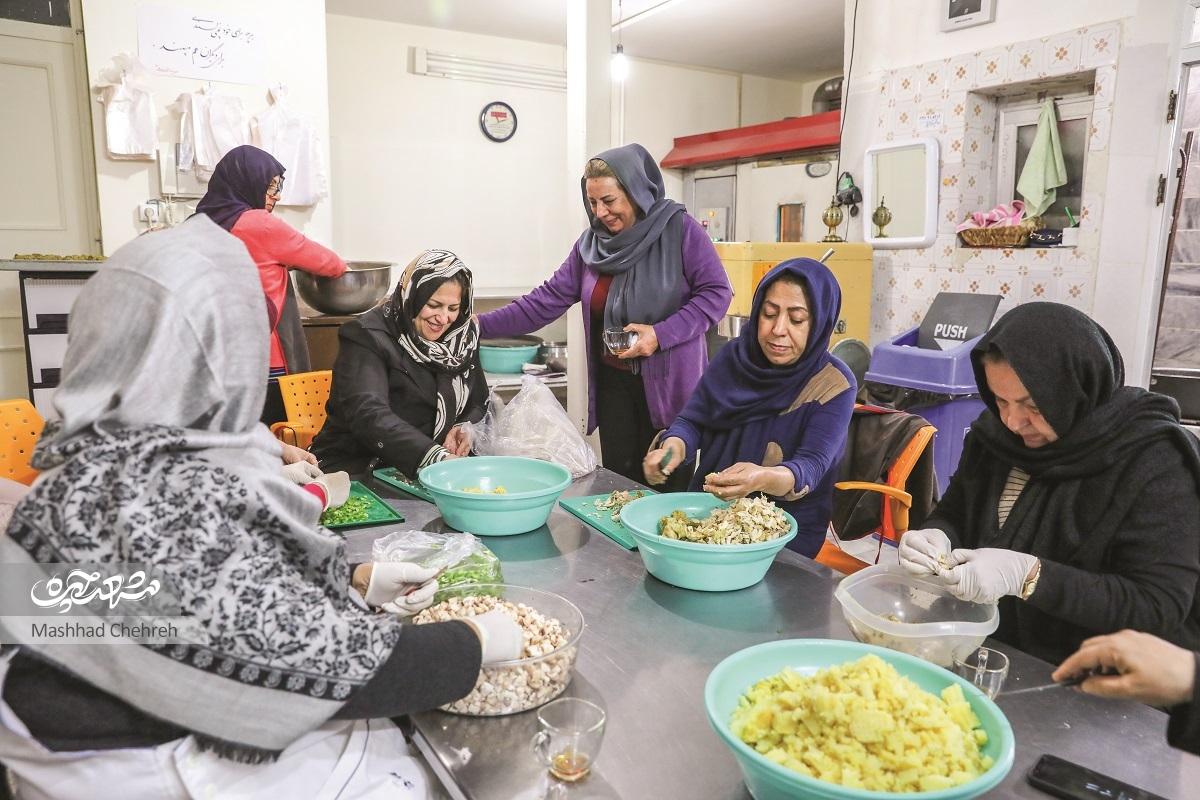 دیگ آشی که بانوان خیر را گرد هم آورد دیگ آشی که بانوان خیر را گرد هم آورد