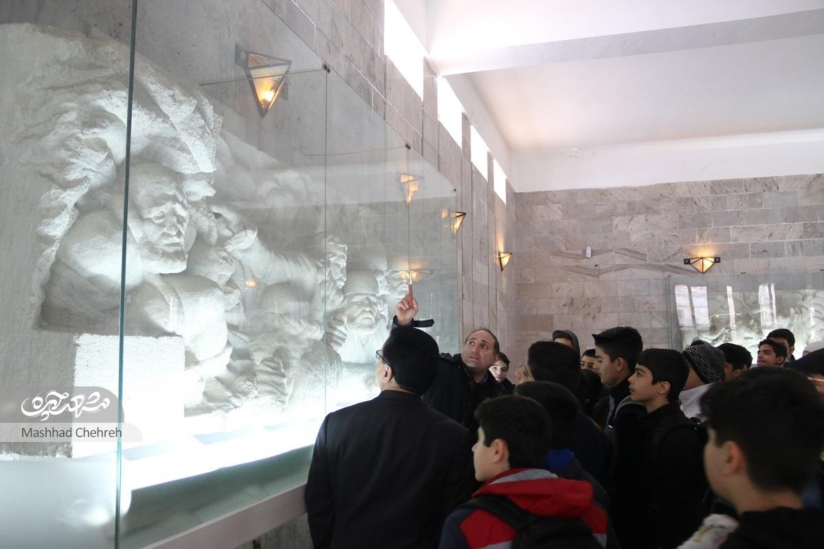 بخشندگی فردوسی پایبندم کرده است