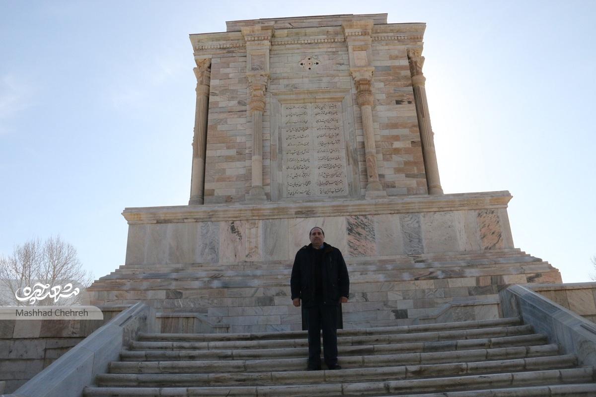 بخشندگی فردوسی پایبندم کرده است