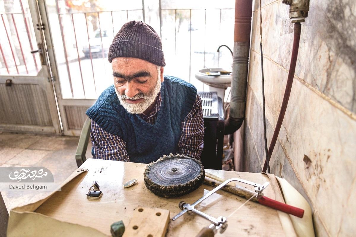 نیمی از ثروت طلاساز قدیمی خیابان چمن سرودههایش است نیمی از ثروت طلاساز قدیمی خیابان چمن سرودههایش است