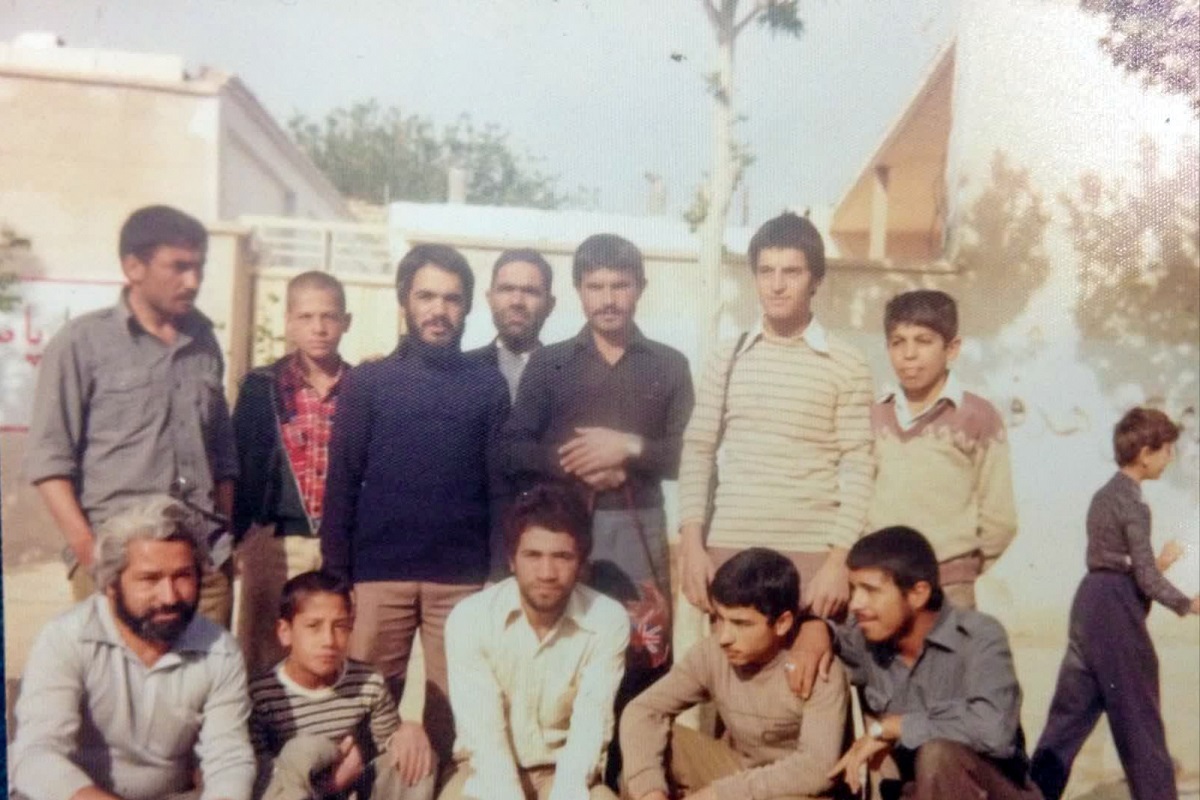 پای صحبت‌ جانباز شیمیایی که یادگار‌های دفاع مقدس از سر تا پایش جا خوش کرده است