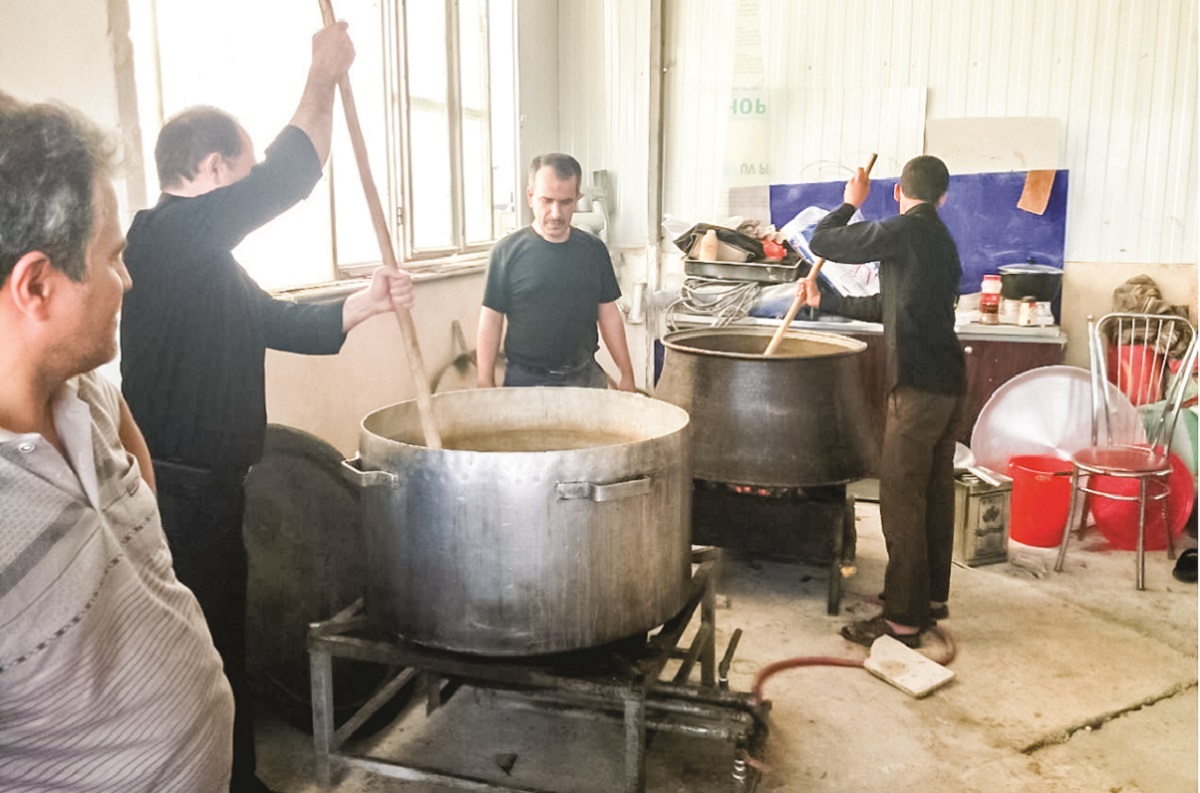 مشهدی‌ها نذرشان را با شله گره می‌زنند