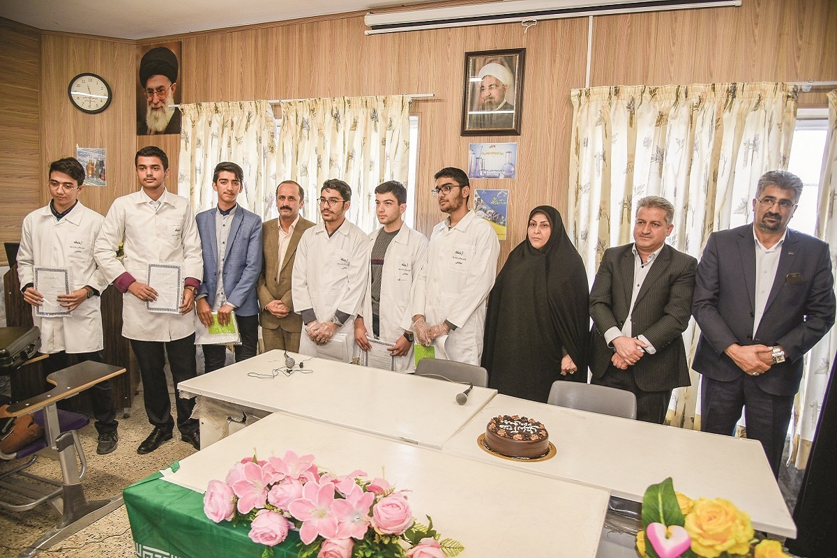 از خمیردندان فیل تا مار فرعون؛ آزمایشهای دانشآموزان محله فلسطین از خمیردندان فیل تا مار فرعون؛ آزمایشهای دانشآموزان محله فلسطین