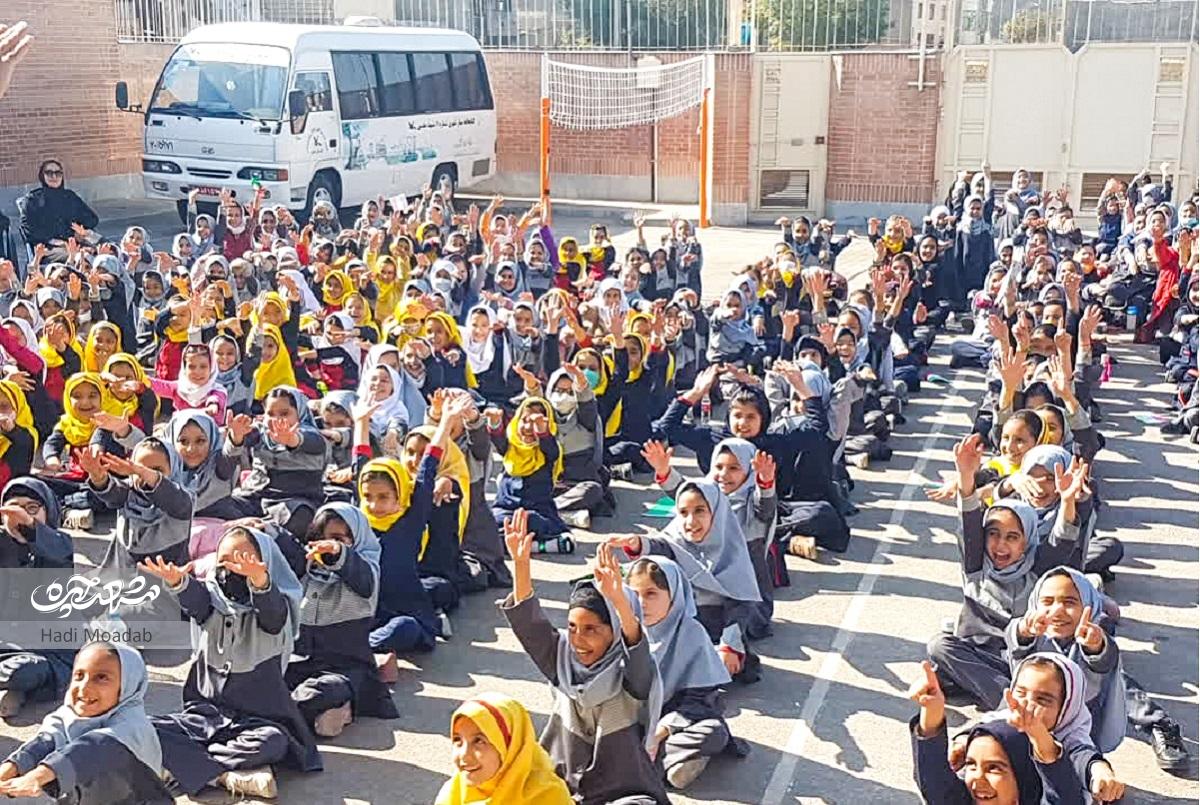 کوچ جمعیت به حاشیه شهر، فضای آموزشی را کوچک و برخی  دانشآموزان را مجبور به ترک تحصیل کردهاست کوچ جمعیت به حاشیه شهر، فضای آموزشی را کوچک و برخی  دانشآموزان را مجبور به ترک تحصیل کردهاست