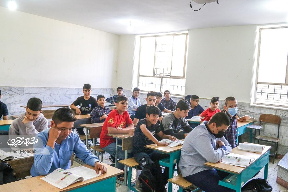 کوچ جمعیت به حاشیه شهر، فضای آموزشی را کوچک و برخی  دانشآموزان را مجبور به ترک تحصیل کردهاست کوچ جمعیت به حاشیه شهر، فضای آموزشی را کوچک و برخی  دانشآموزان را مجبور به ترک تحصیل کردهاست