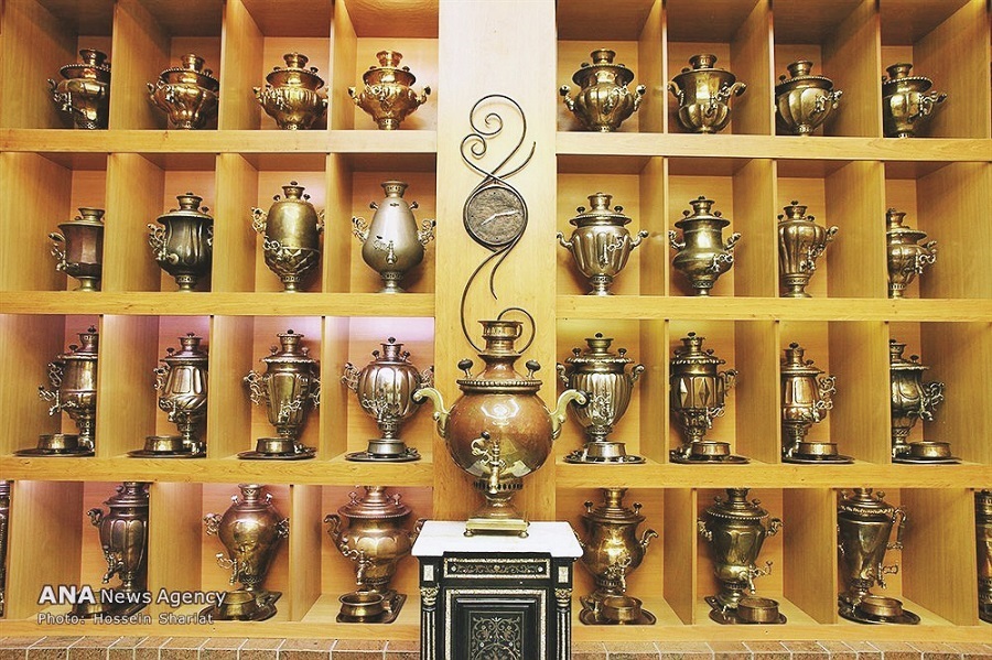 نخستین کلکسیون سماور‌های عتیقه در سالن پذیرایی هتل