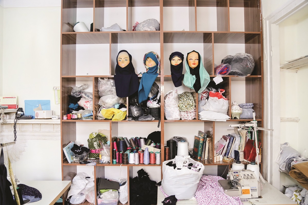 دانشآموخته رشته نقاشی برای ۷۵ زن سرپرست خانوار کار ایجاد کرده است دانشآموخته رشته نقاشی برای ۷۵ زن سرپرست خانوار کار ایجاد کرده است