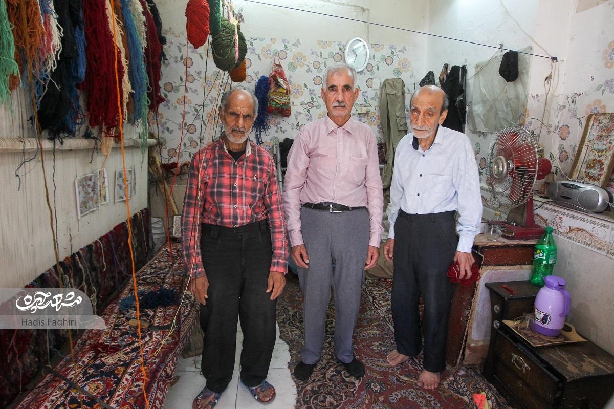 روزگار پیرمردهای محله موعود به دار قالی گره خورده است تا رنجهایشان را رجبهرج ببافند روزگار پیرمردهای محله موعود به دار قالی گره خورده است تا رنجهایشان را رجبهرج ببافند