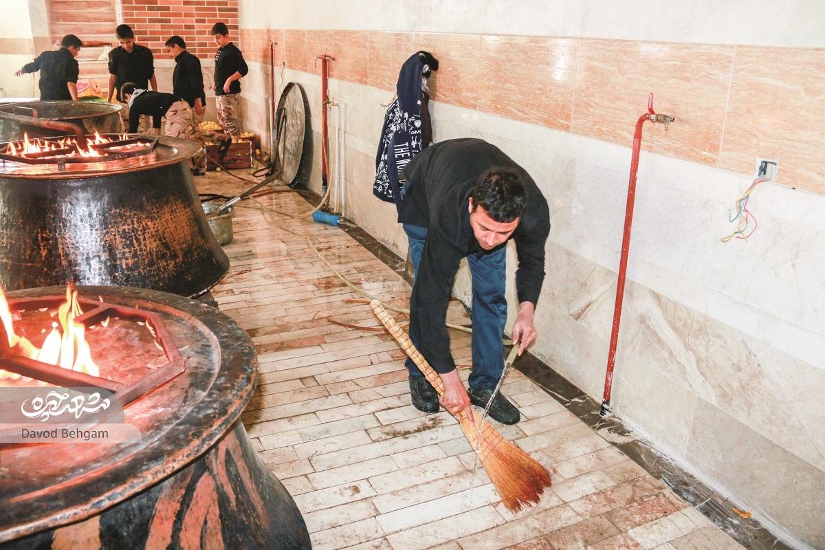 نذر ۶۰ ساله حاج خانم خیابانی در روز چهلوهشتم  نذر ۶۰ ساله حاج خانم خیابانی در روز چهلوهشتم