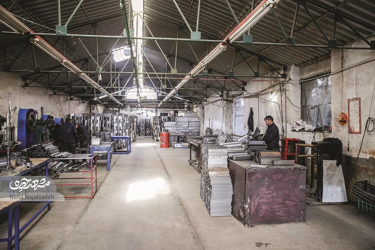 همه کارگرهای کارخانه حاج حسن دهنوی از رهاشدگان دام اعتیاد هستند همه کارگرهای کارخانه حاج حسن دهنوی از رهاشدگان دام اعتیاد هستند