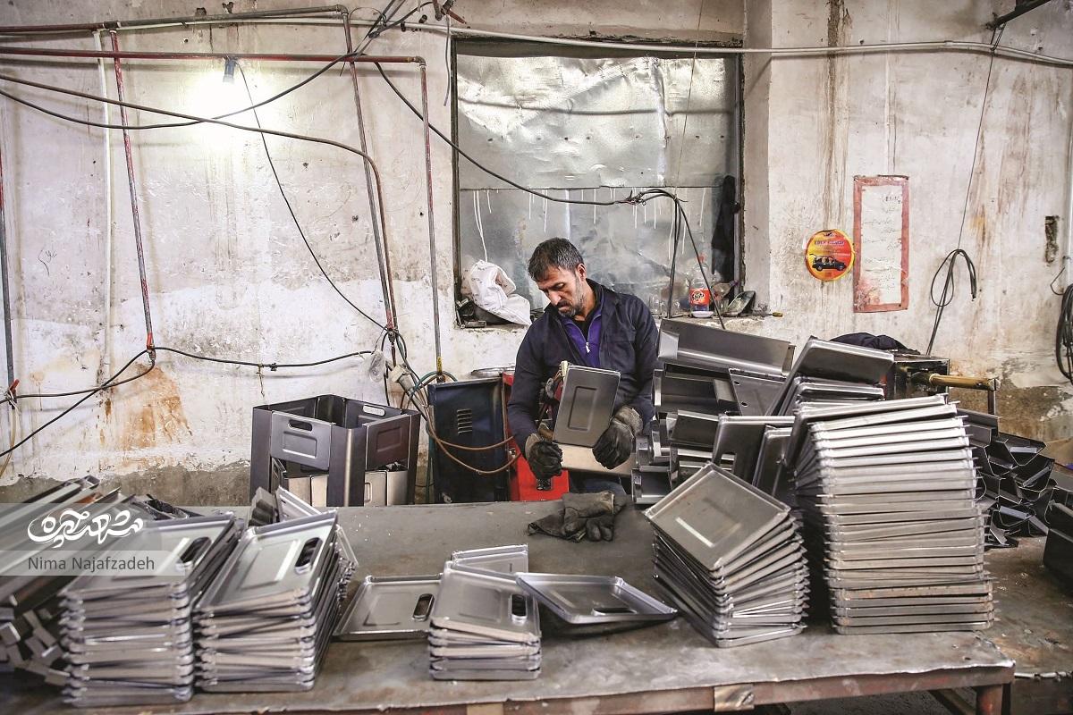 همه کارگرهای کارخانه حاج حسن دهنوی از رهاشدگان دام اعتیاد هستند همه کارگرهای کارخانه حاج حسن دهنوی از رهاشدگان دام اعتیاد هستند